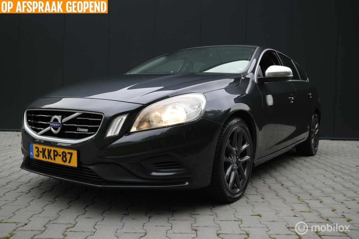 Volvo V60 - 1.6 T3 R-Design AUTOMAAT/NAVIGATIE/TREKHAAK/NAP - AutoWereld.nl