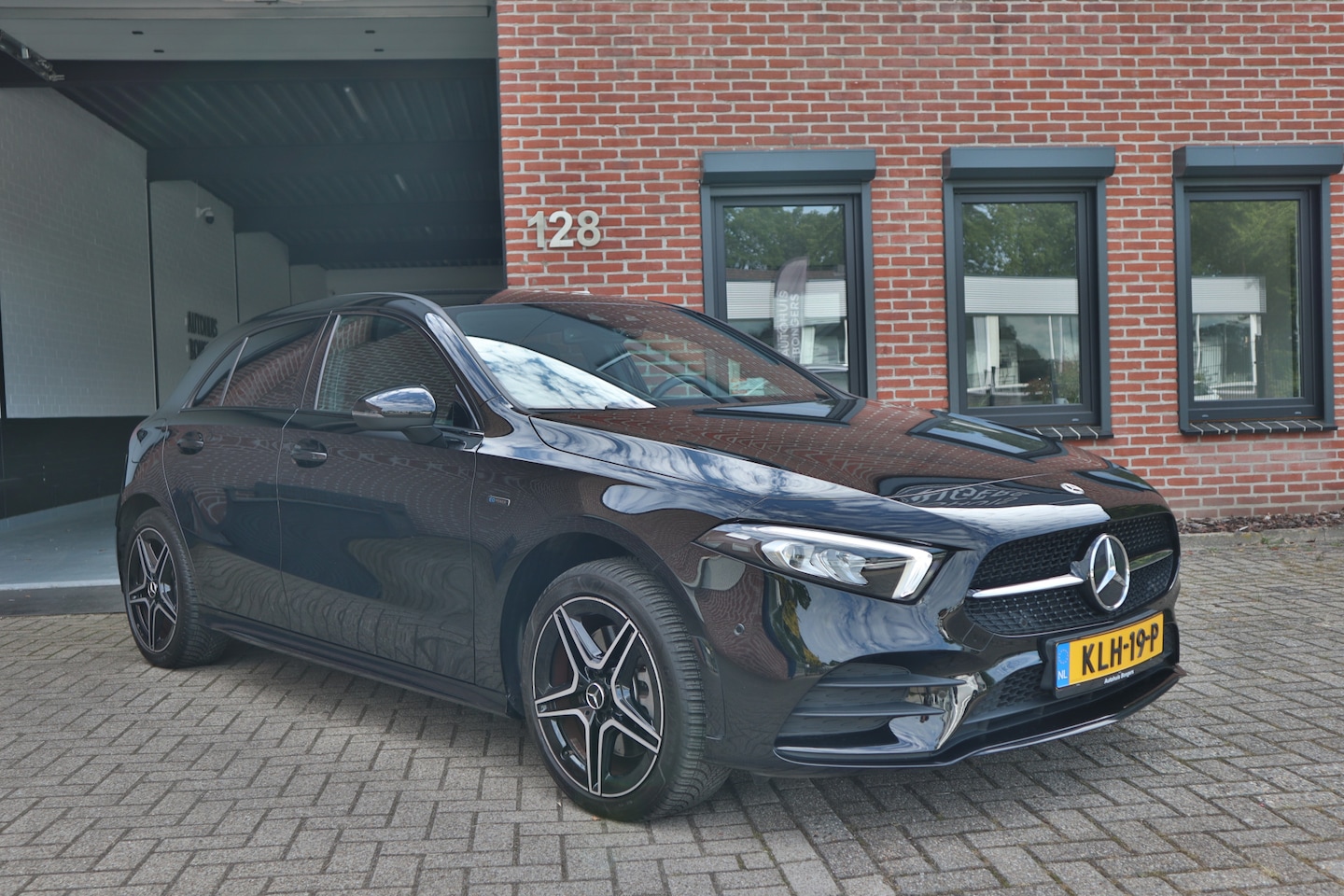 Mercedes-Benz A-klasse - 250 e Business Solution AMG Limited Cr, Carplay, sfeerverlichting, stoel verw, 18'' LMV - AutoWereld.nl