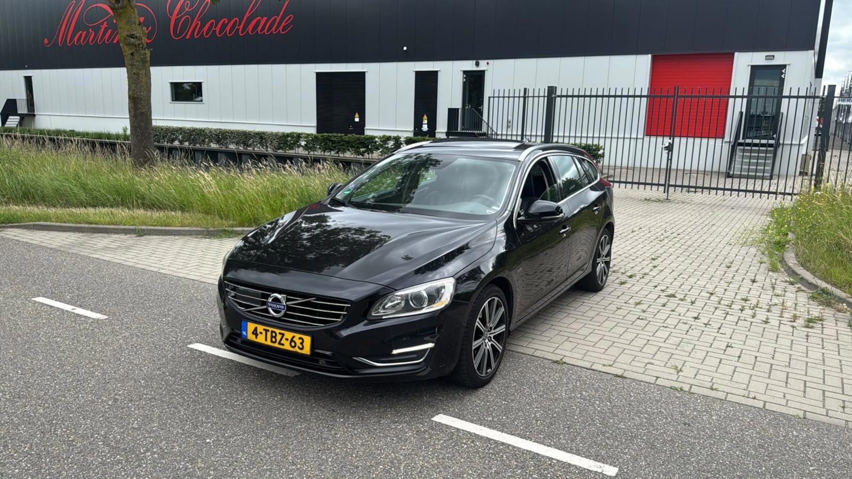 Volvo V60 - 2.4 D6 AWD Plug-In Hybrid Summum LEER CLIMA SCHUIFDAK AUTOMAAT ZWART 2013 - AutoWereld.nl