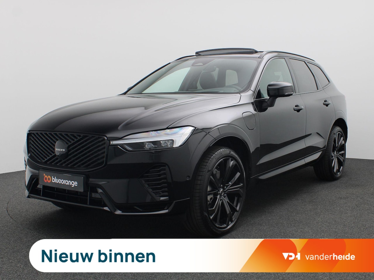 Volvo XC60 - 2.0 T6 Plug-in hybrid AWD Plus Black Edition Panoramadak, Trekhaak, 21" LM Velgen, 360gr. - AutoWereld.nl