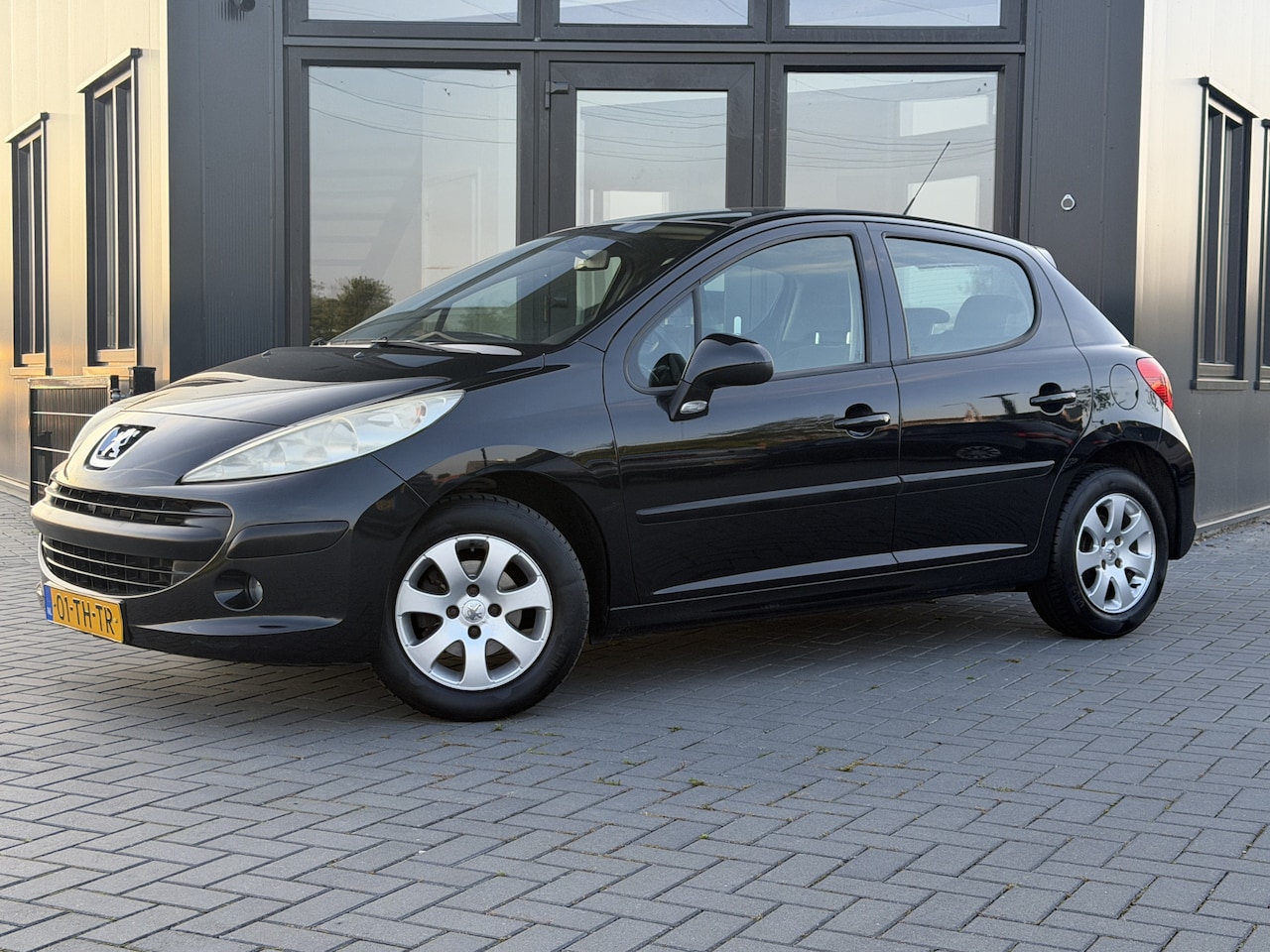 Peugeot 207 - 1.4-16V XT Airco | Cruise | Nwe APK - AutoWereld.nl