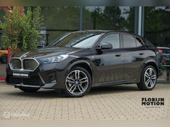BMW iX2 - eDrive20 67 kWh | M-Sport | Camera | Pano | Donkere hemel | Stoel en stuurwielverw. | Draa