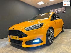 Ford Focus - 2.0 EcoBoost ST-2 Performance Sportieve Leder Xenon Recaro Keyless