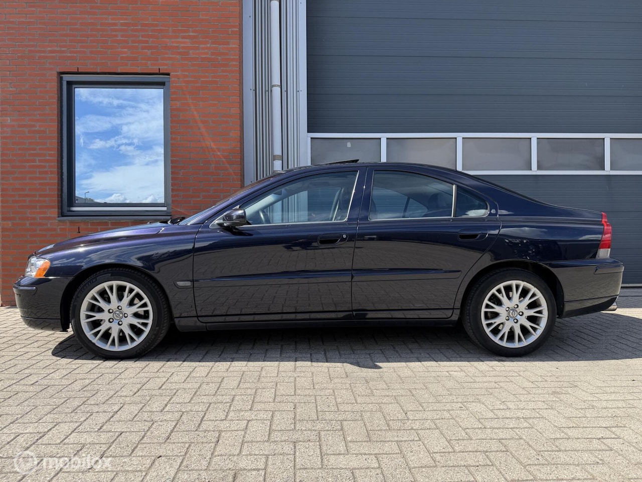 Volvo S60 - 2.5T Handbak Momentum - schuifdak - - AutoWereld.nl