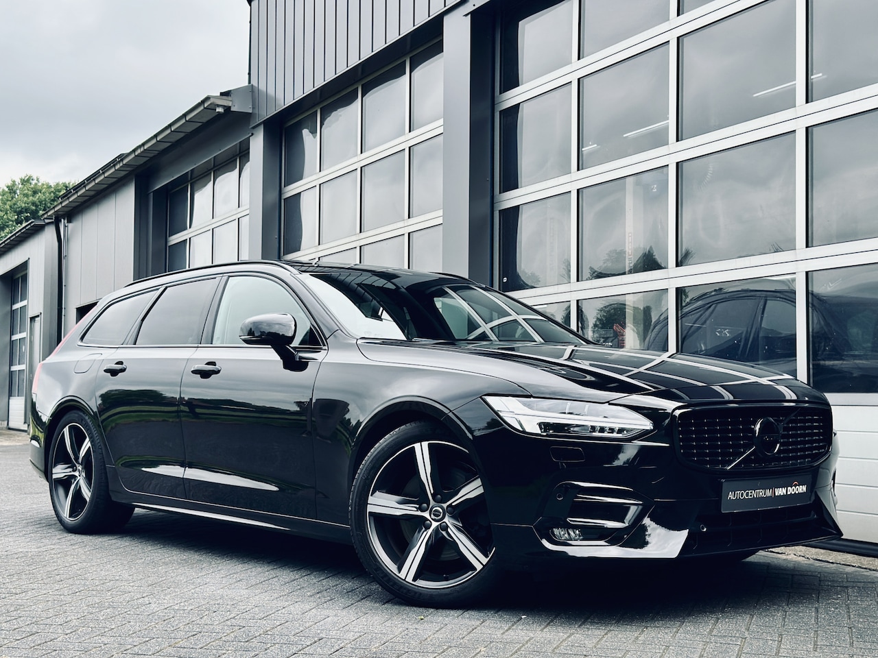 Volvo V90 - 2.0 T4 R-Design | Blackline | Automaat | Panodak | Trekhaak | Adapt Cruise | Standkachel | - AutoWereld.nl