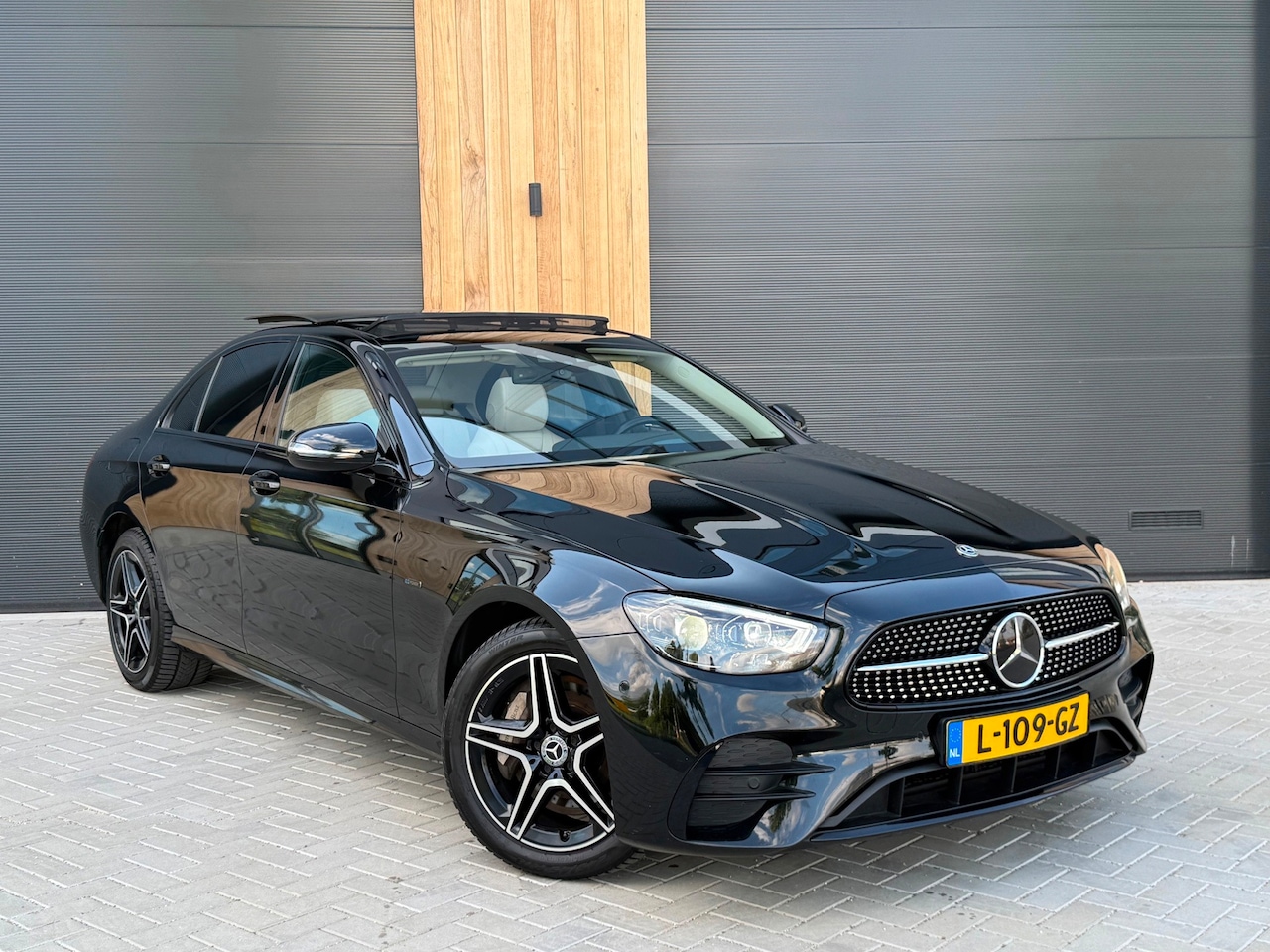 Mercedes-Benz E-klasse - 300 de AMG Line (bj 2020) 306PK|DISTRONIC+|PANO|CAM|TREKH|MULTIBEAM LED - AutoWereld.nl