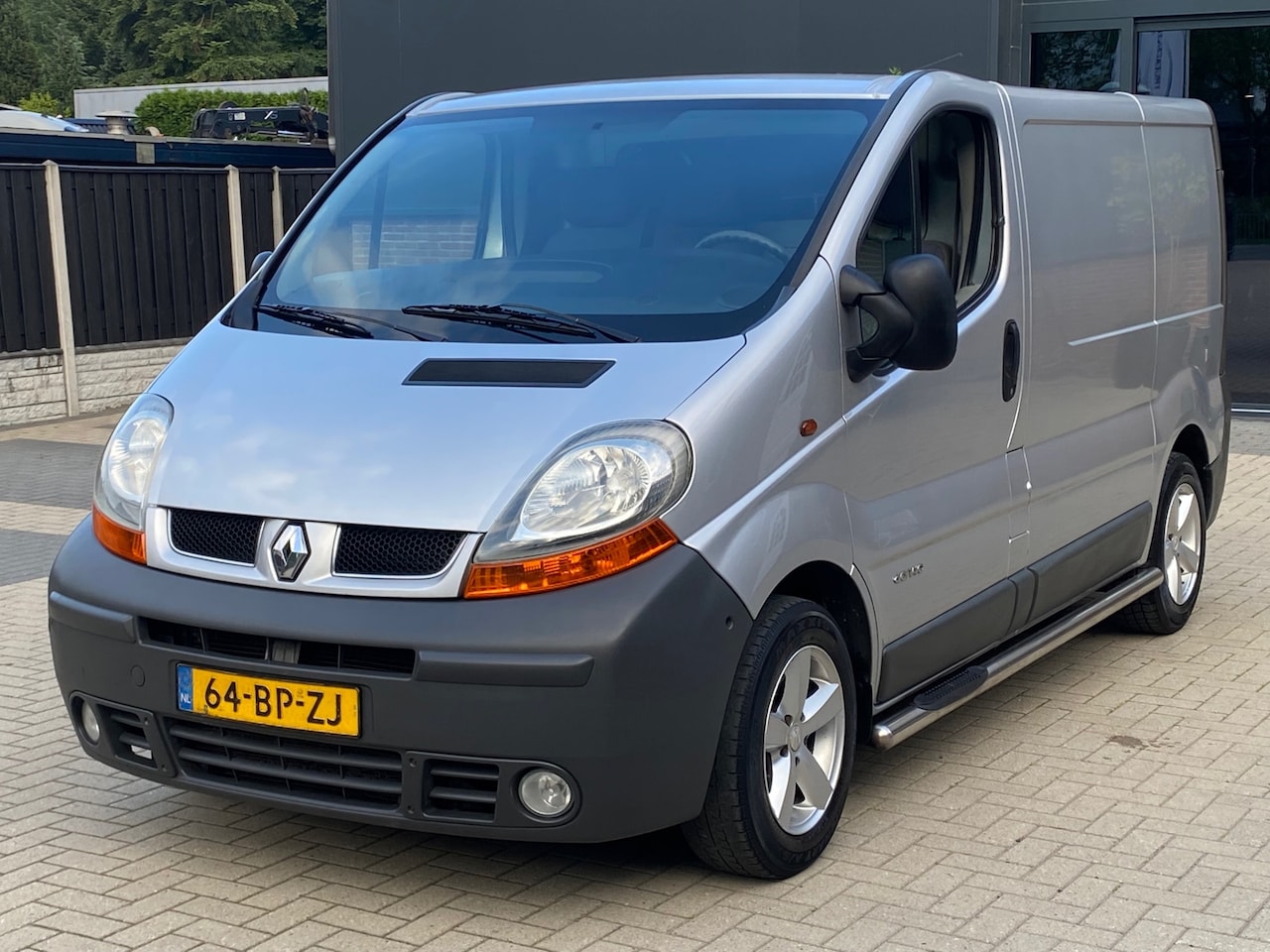 Renault Trafic - 2.5 dCi MARGE NIEUWSTAAT AIRCO CAMERA TREKHAAK L.M. VELGEN ELEKTR PAKKET - AutoWereld.nl