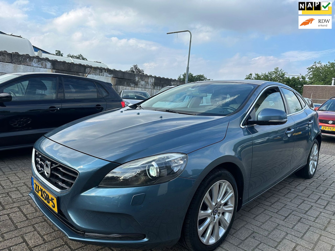 Volvo V40 - 1.6 D2 Summum PANO/ CLIMA/ LEER/ NAVI/ CAMERA! - AutoWereld.nl