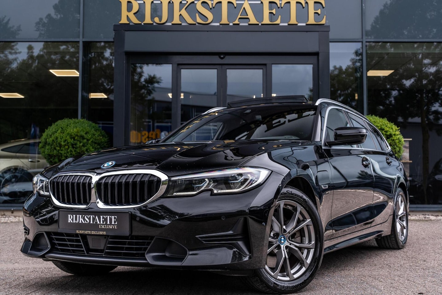 BMW 3-serie Touring - 320e xDrive|PANO|SFEER|CAMERA|ACC|17'' - AutoWereld.nl