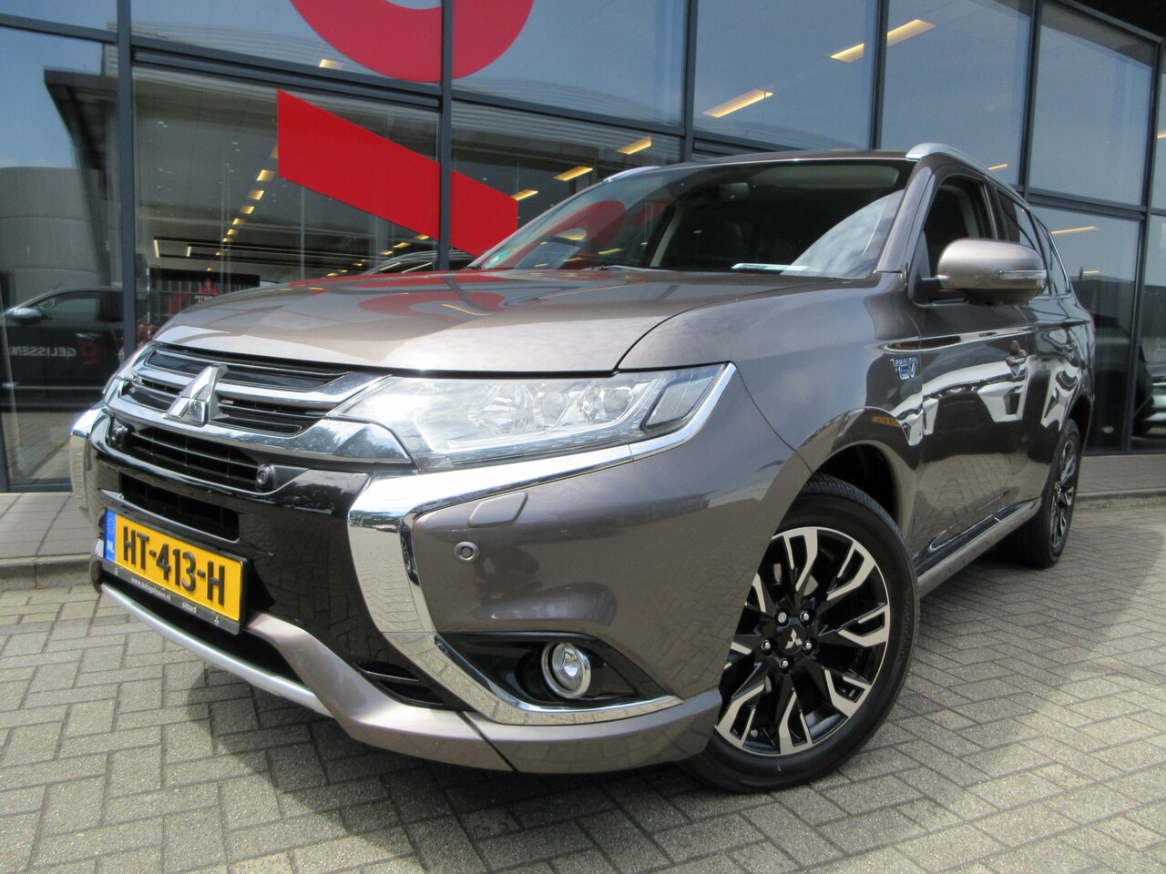 Mitsubishi Outlander - 2.0 PHEV instyle+ | 4WD | AUTOMAAT | 203 PK | DEALER ONDERHOUDEN | TREKHAAK | 1.500 KG TRE - AutoWereld.nl