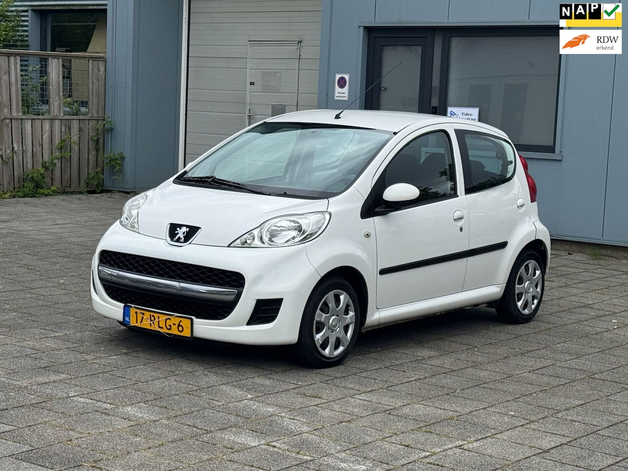 Peugeot 107 - Navigatie.1de eigenaar. Nieuwe apk.airco - AutoWereld.nl