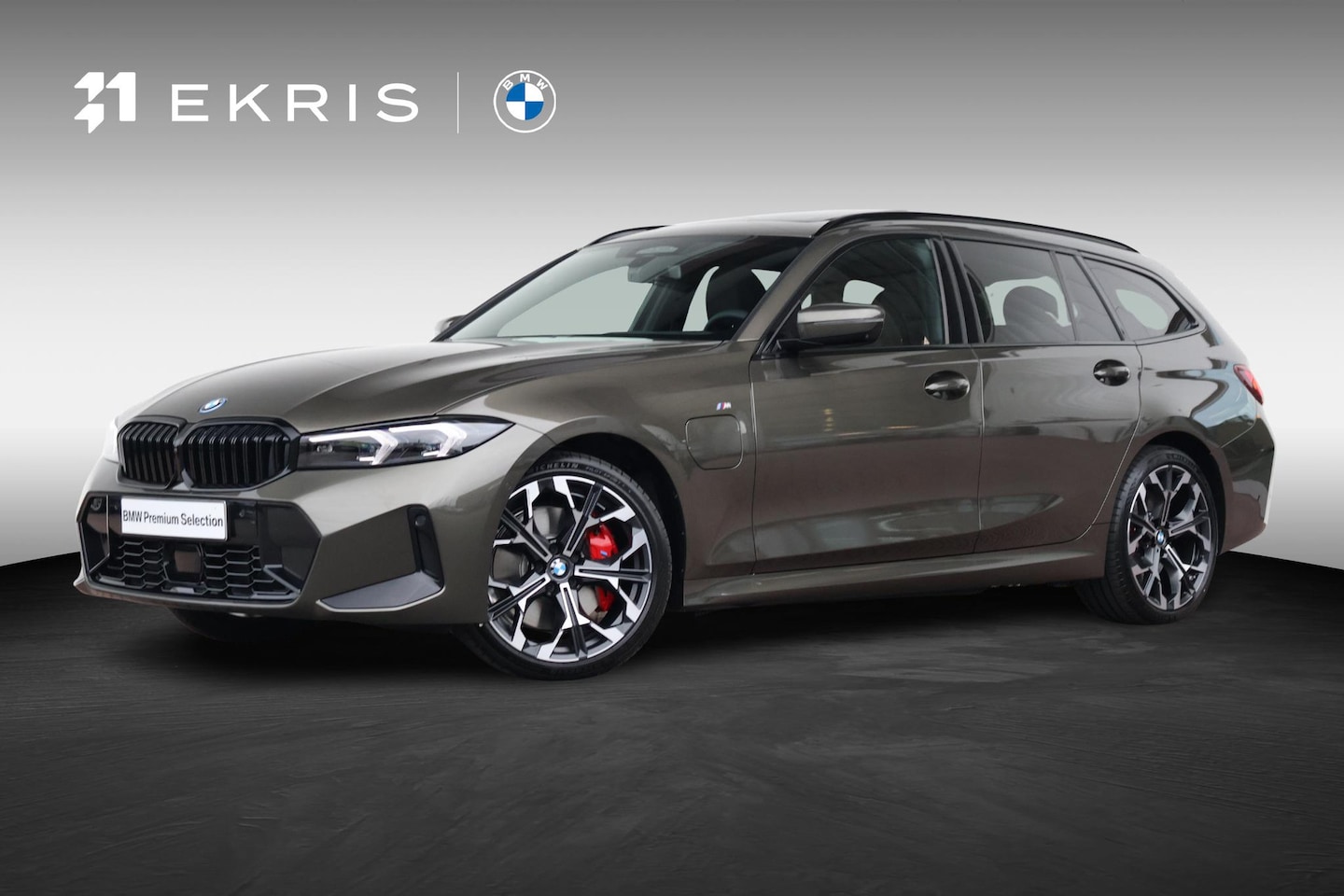BMW 3-serie Touring - 330e BMW Individual Special Request Lakkleur | M Sportpakket Pro | Trekhaak | Panoramadak - AutoWereld.nl