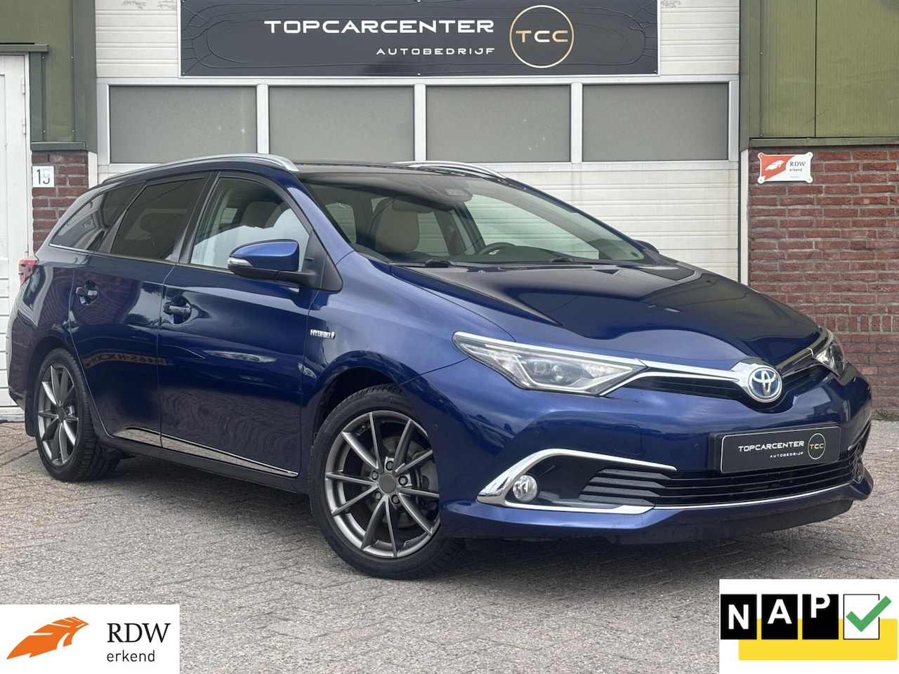 Toyota Auris - 1.8 Hybrid Pro/PANO/LEER/STOELV/CAMERA/TREKH - AutoWereld.nl