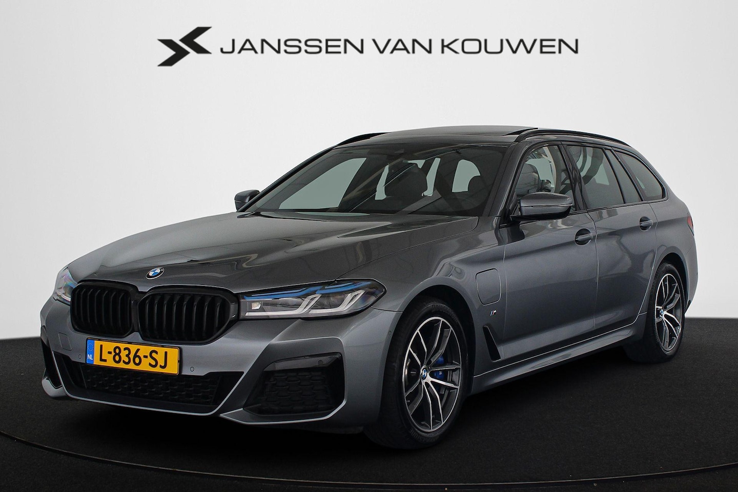 BMW 5-serie Touring - 520e Business Edition Plus M Sport Panoramadak Elek Trekhaak Comfortstoelen - AutoWereld.nl