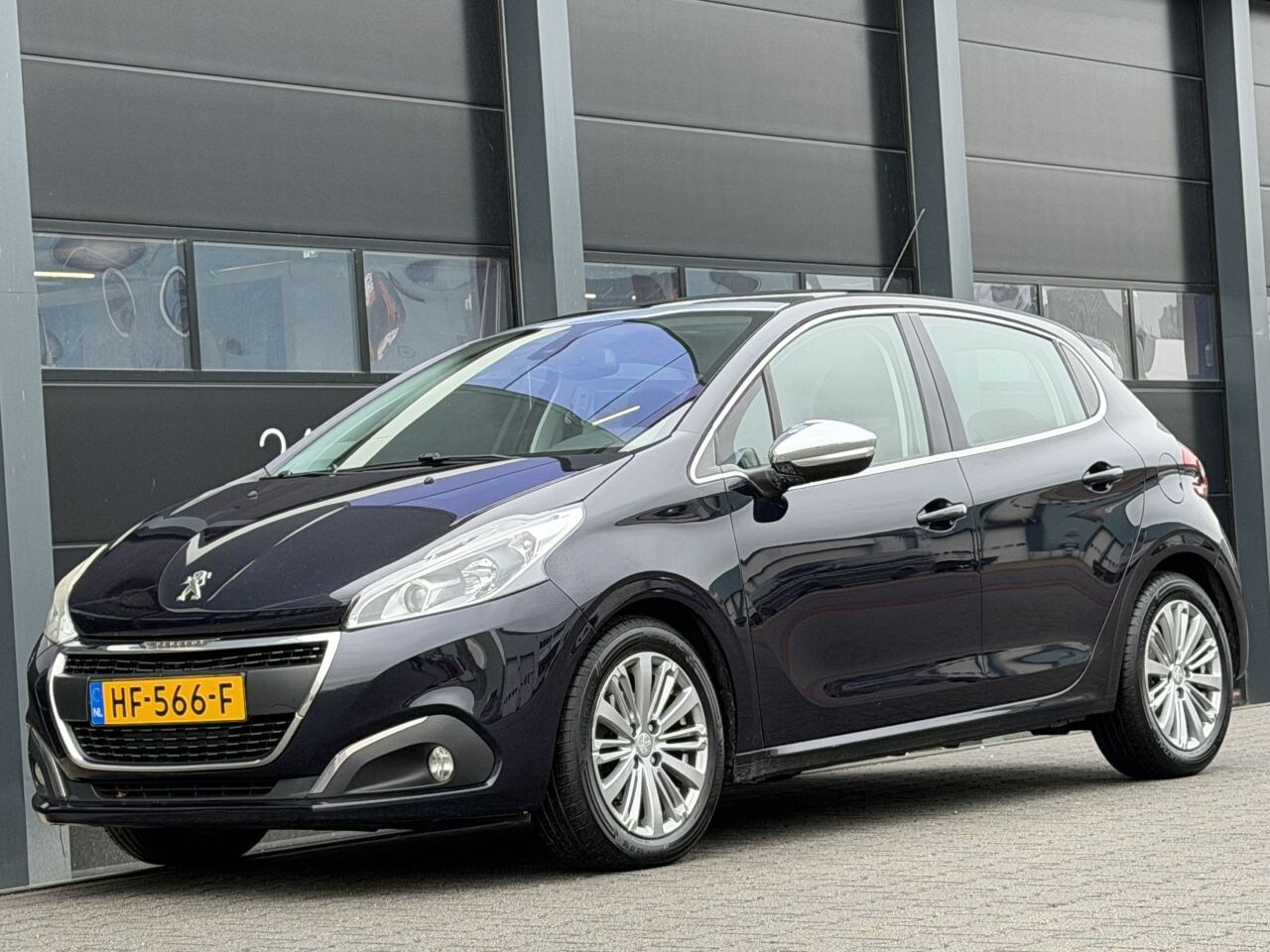 Peugeot 208 - 1.6 BlueHDi Executive Pano Camera Clima - AutoWereld.nl