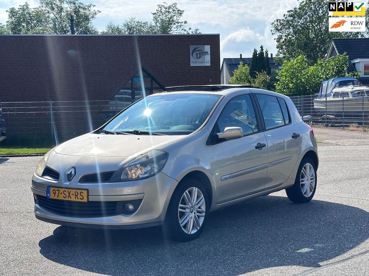 Renault Clio - 1.6-16V Initiale Automaat*Schuifdak*Leder*Cruise*Clima*Lm velgen*NAP*Parkeersensoren*APK* - AutoWereld.nl