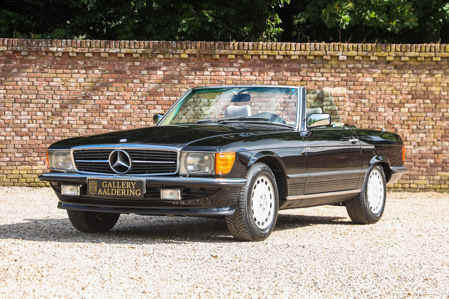 Mercedes-Benz SL-klasse Cabrio - 420 "The hidden strip is still there" Finished in “Schwarz” with beige/cream leather, Prod - AutoWereld.nl