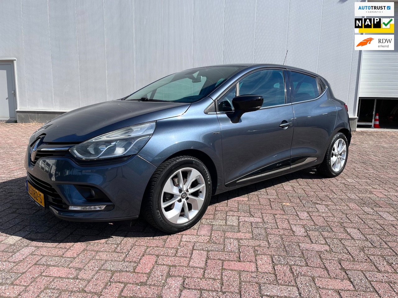 Renault Clio - 0.9 TCe Limited*Airco*navi*cruise controle* 2017 5 deurs - AutoWereld.nl