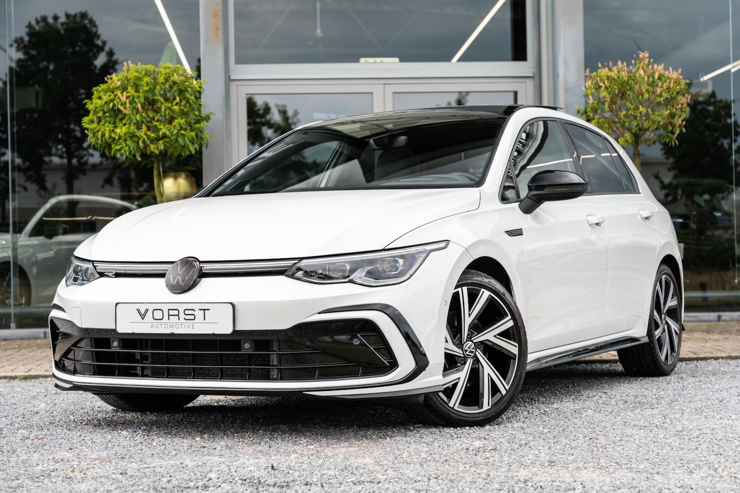 Volkswagen Golf - 1.5 eTSI 3 x R-Line Pano Dsg Headup - AutoWereld.nl