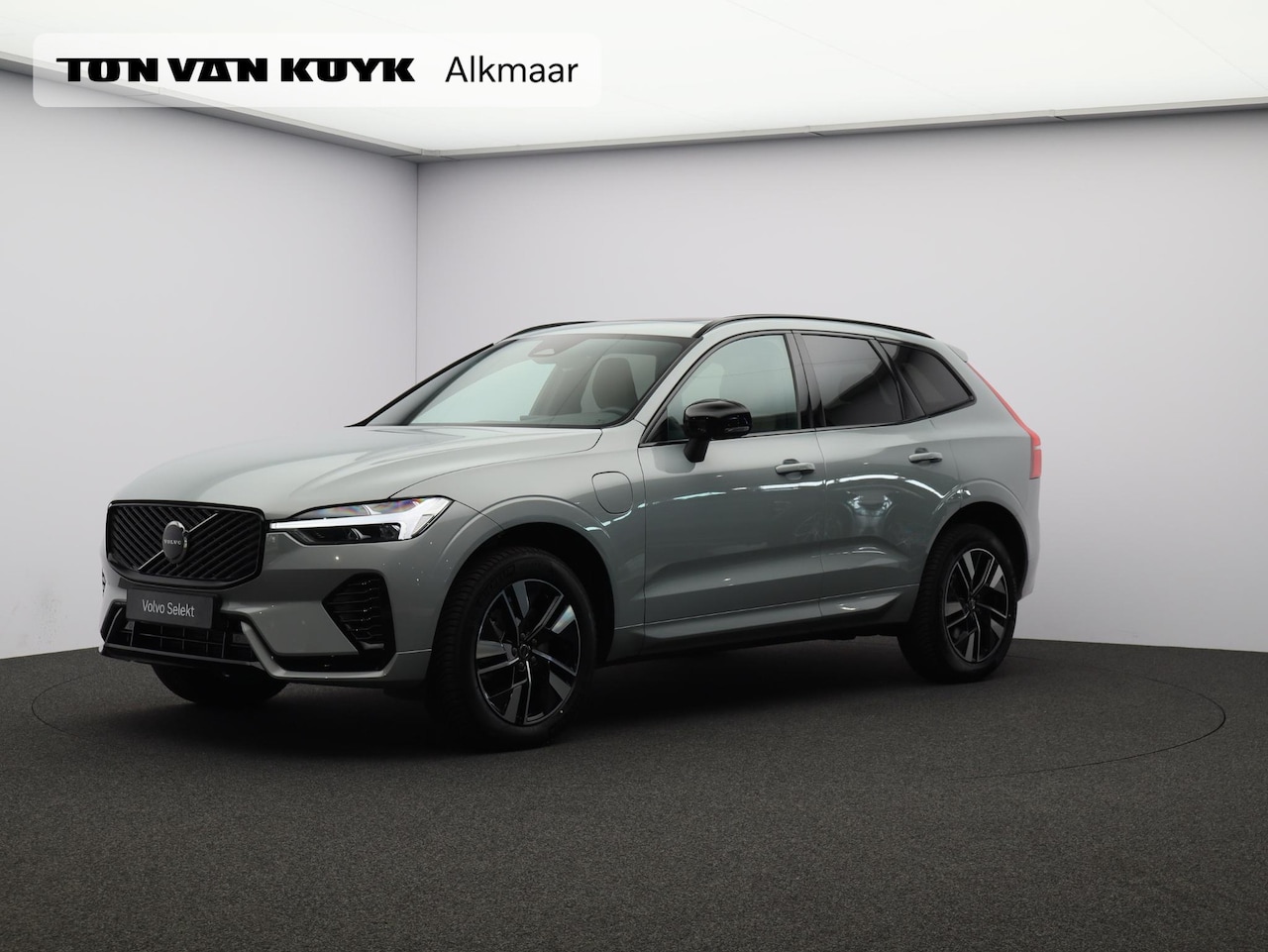 Volvo XC60 - 2.0 T6 Plug-in hybrid AWD Plus Dark / Pano. dak / Harman Kardon Audio / all season banden - AutoWereld.nl