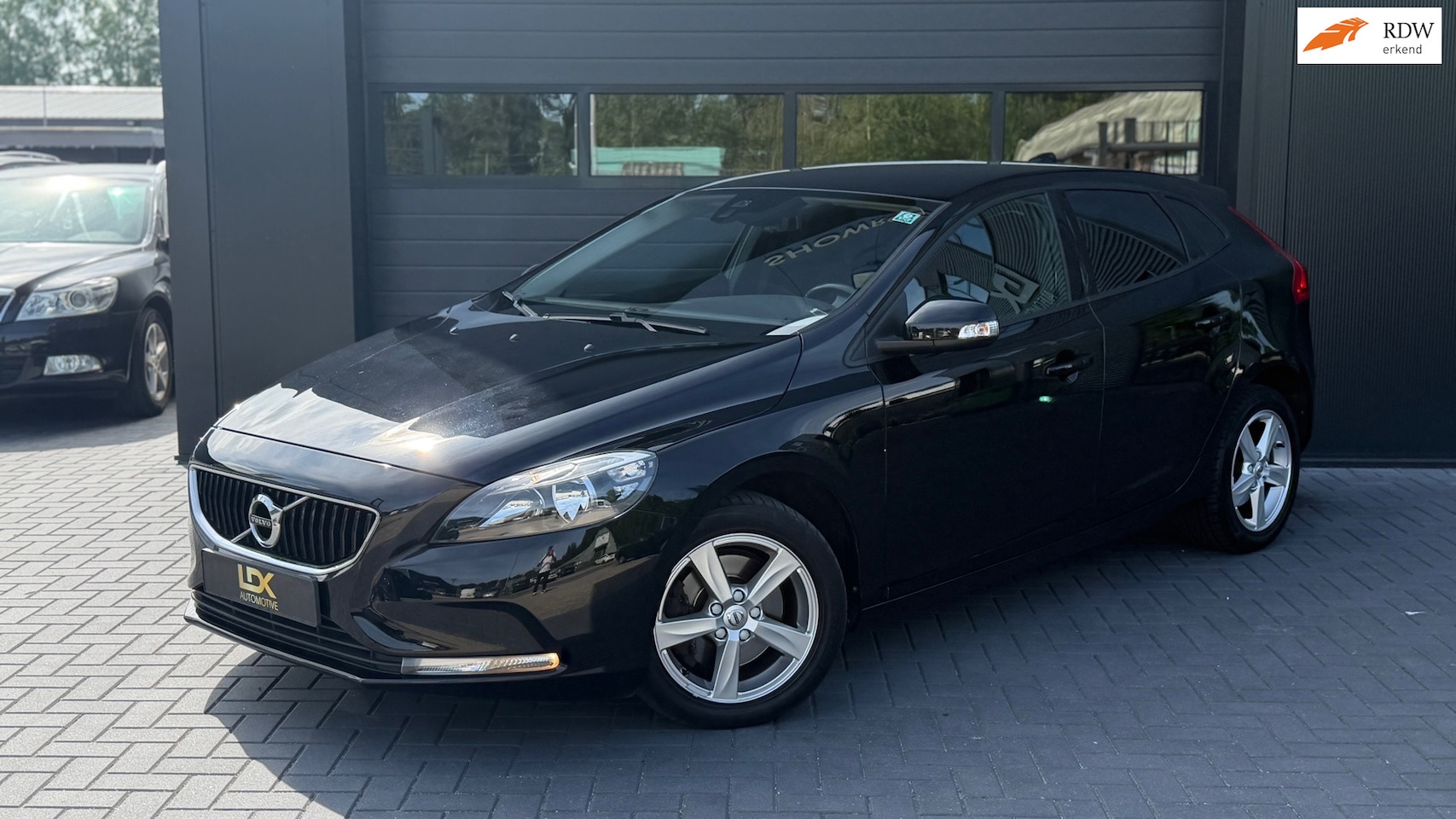 Volvo V40 - 2.0 T2 R-Design +NW APK|Airco|PDC Achter - AutoWereld.nl