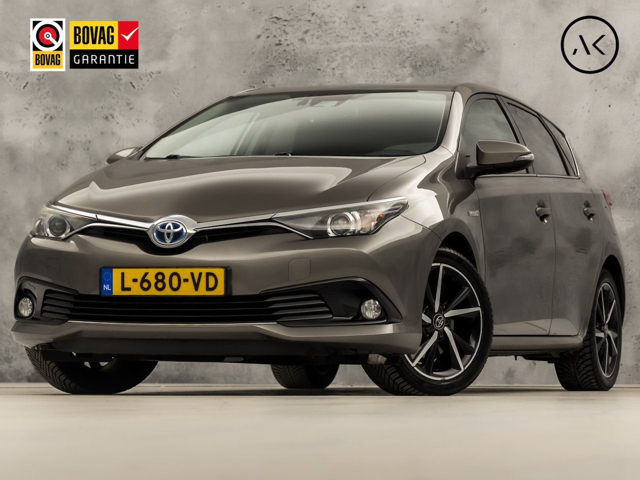 Toyota Auris - 1.8 Hybrid Dynamic Automaat (NAVIGATIE, CAMERA, GETINT GLAS, SPORTSTOELEN, KEYLESS, TREKHA - AutoWereld.nl
