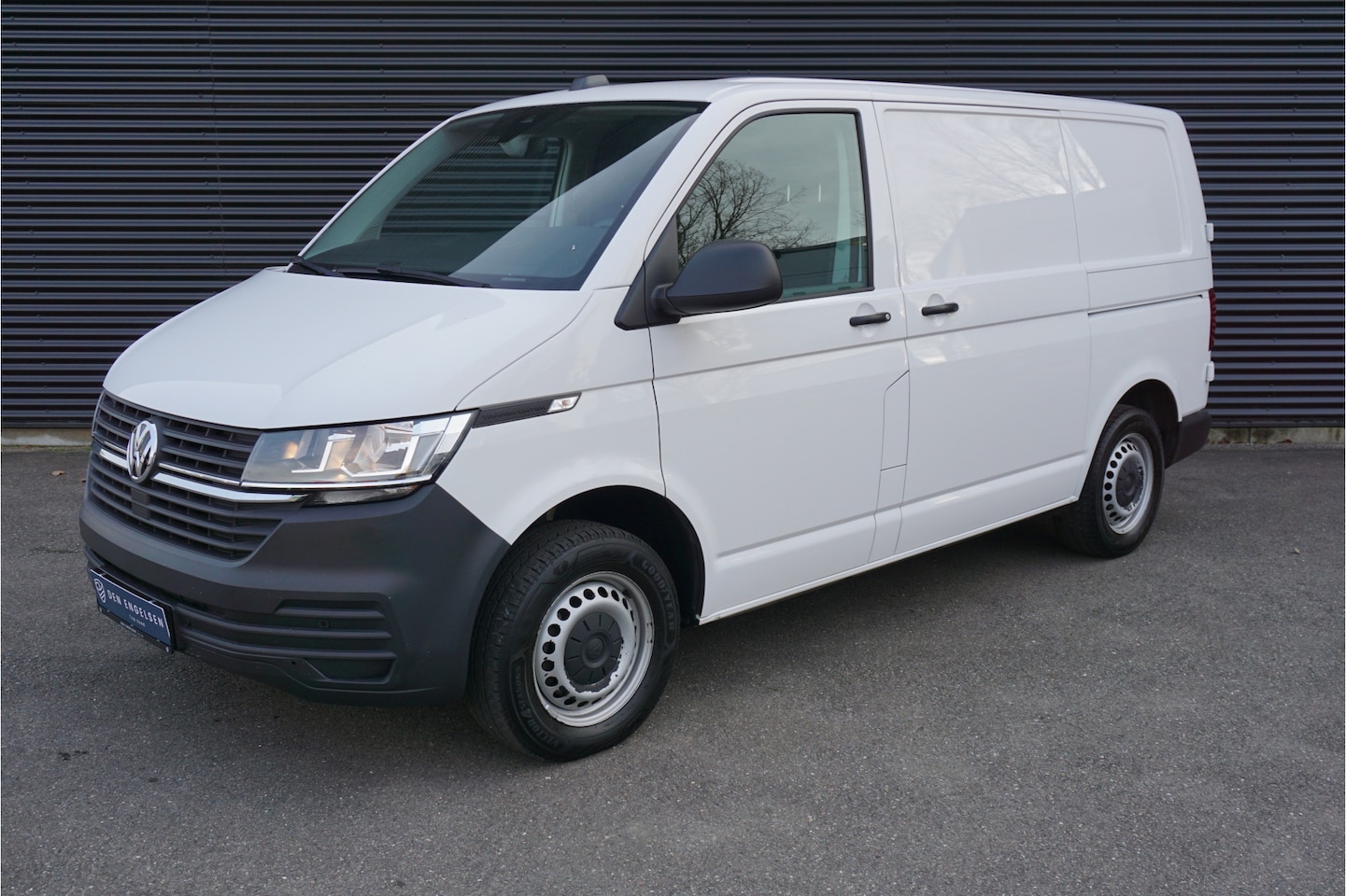 Volkswagen Transporter - 150pk Automaat 2x Schuifdeur L1H1 Trekhaak Apple Carplay ACC Cruise control Stoelverwarmin - AutoWereld.nl
