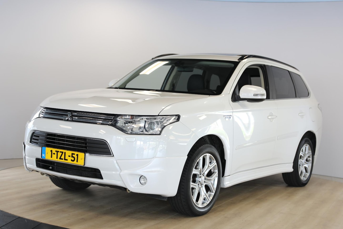 Mitsubishi Outlander - 2.0 PHEV Instyle | Schuif- kanteldak | Trekhaak | Camera - AutoWereld.nl