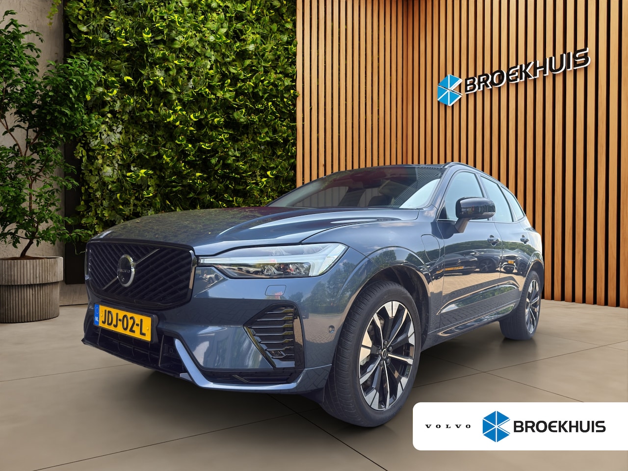 Volvo XC60 - 2.0 T6 Plug-in hybrid AWD Ultra Dark Trekhaak | Facelift | 360cam | Stoel/stuurverwarming - AutoWereld.nl