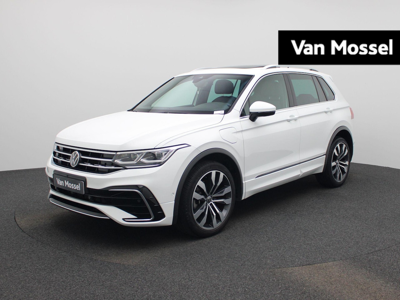 Volkswagen Tiguan - 1.4 TSI eHybrid R-Line Business+ 245 PK| Dealeronderhouden | Panoramadak | Trekhaak | Navi - AutoWereld.nl