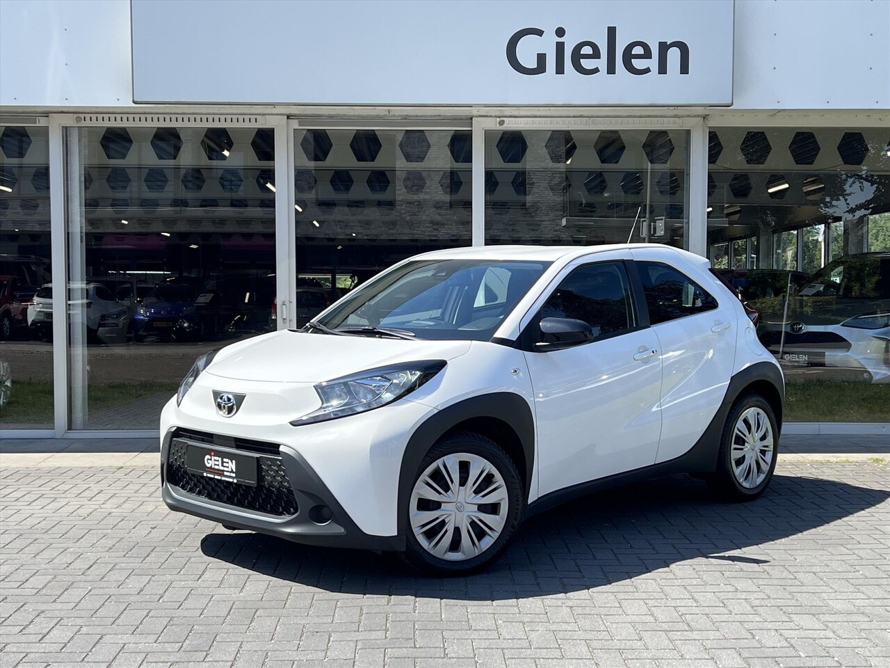 Toyota Aygo X - 1.0 VVT-i MT First Premium | Stoelverwarming, Keyless, Startknop, Licht + regensensor, App - AutoWereld.nl
