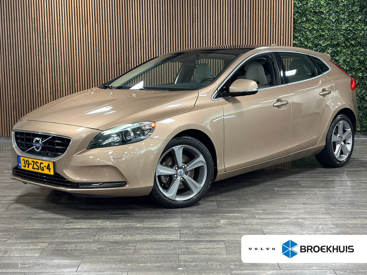 Volvo V40 - T4 Summum Aut. | Trekhaak | Panoramadak | Dealer onderhouden | Parkeercamera | BLIS Dode H - AutoWereld.nl