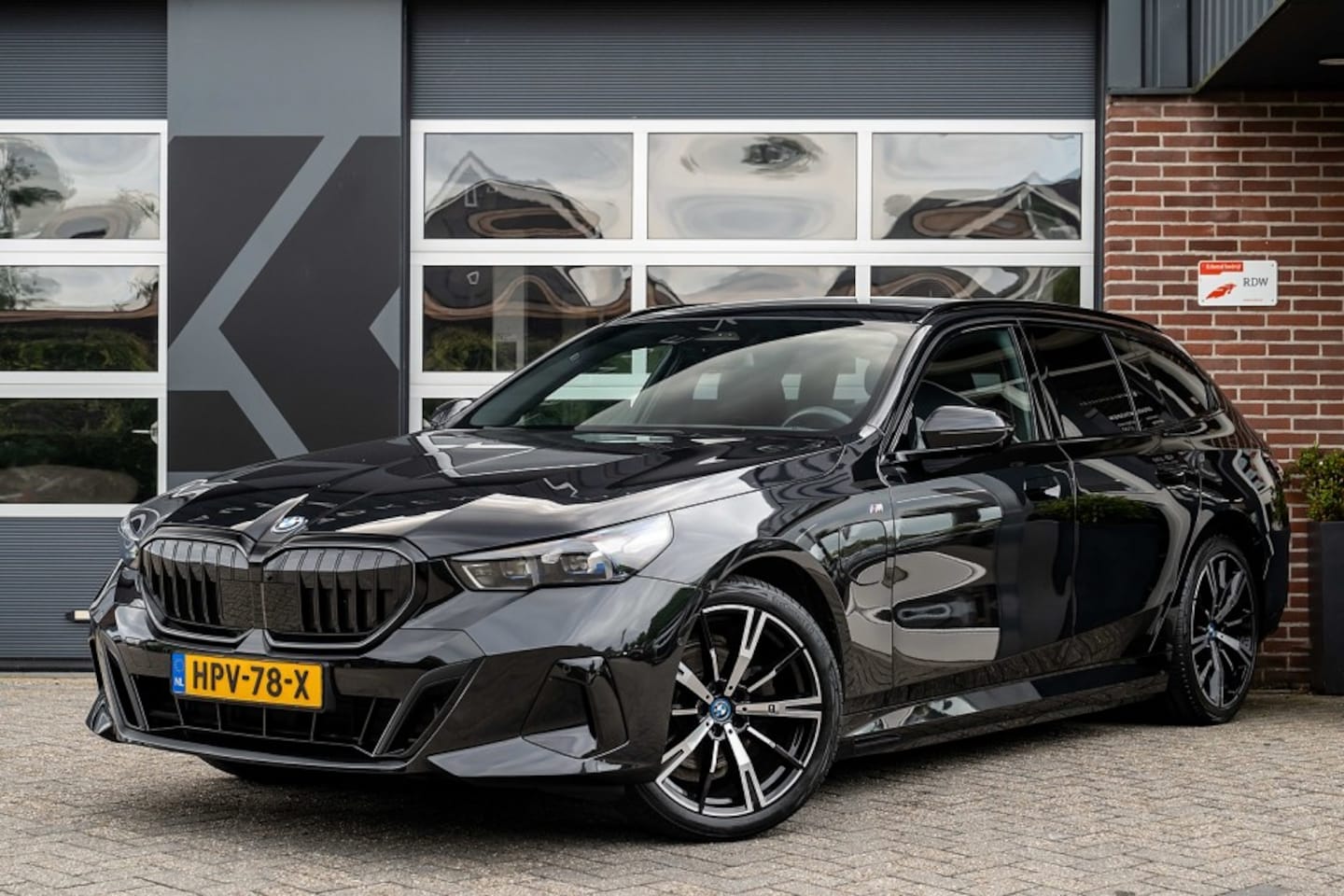 BMW 5-serie Touring - 530 530e xDrive M Sport | Driving Ass. + | 360 Camera | Trekhaak | Iconic Glow | Stuurverw - AutoWereld.nl
