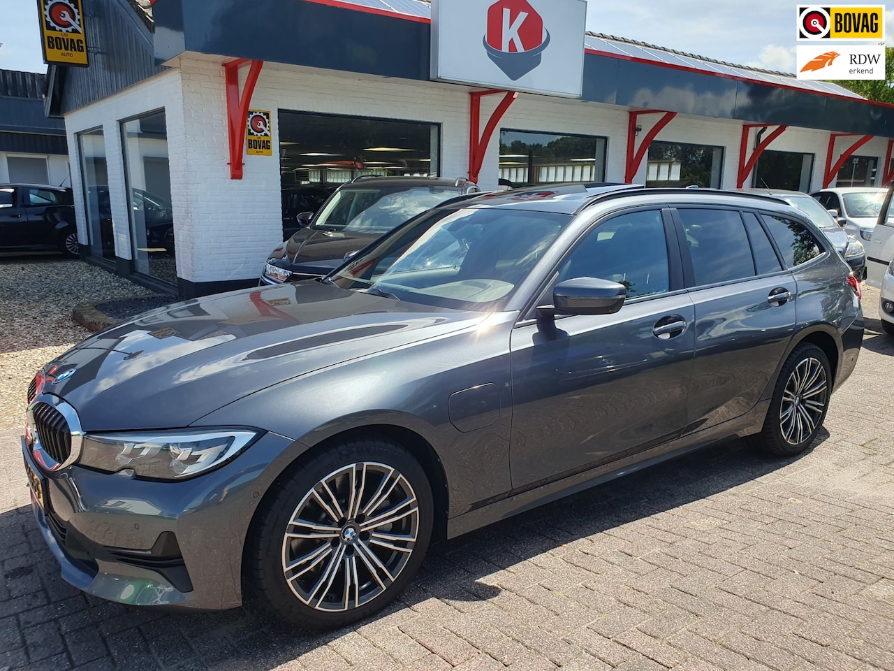BMW 3-serie Touring - 330e Business Edition Plus Pano/Leer BJ 2022 - AutoWereld.nl