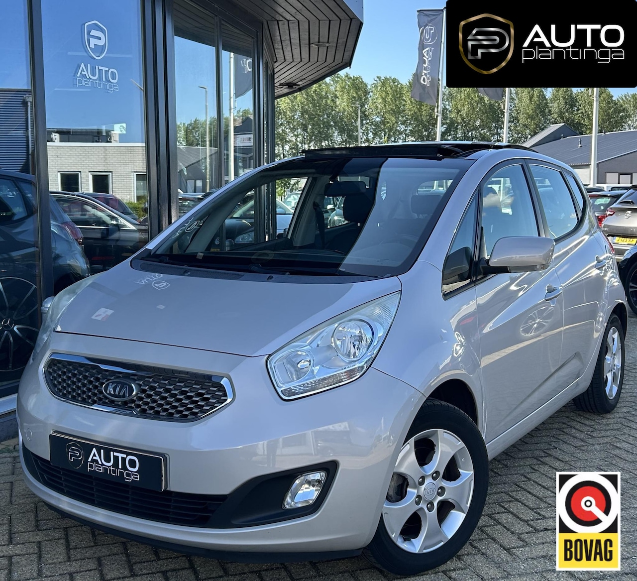 Kia Venga - 1.4 CVVT X-ecutive 90PK | 2e Eigenaar | NL AUTO | Trekhaak | PANO | Parkeersensoren | Clim - AutoWereld.nl