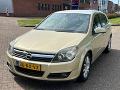 Opel Astra Electric - 1.6 Cosmo 5-Drs Airco pakket Sportstoelen Leder/Stof LMV 16" ABS Cruisecontrol Dealeronder