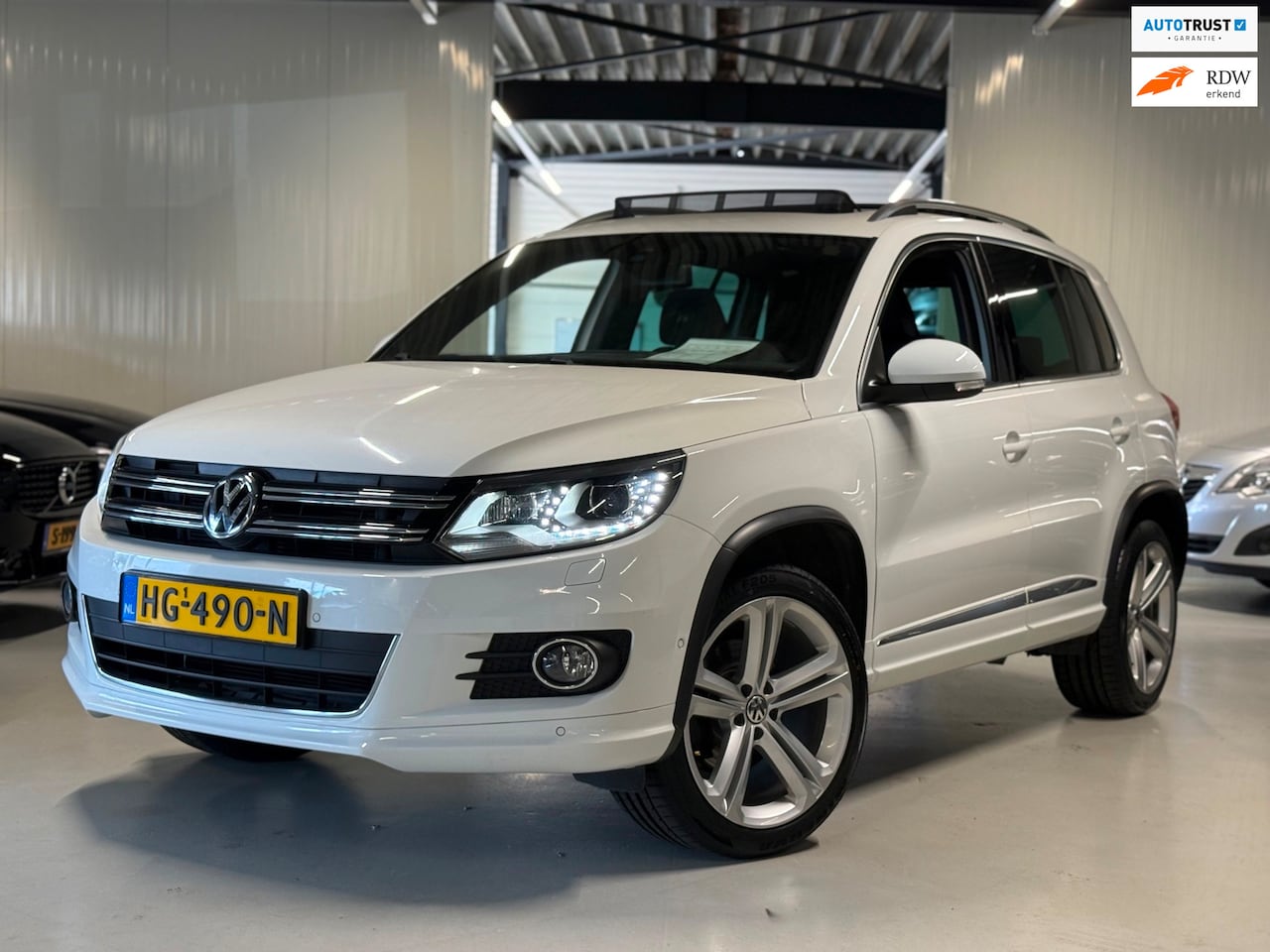 Volkswagen Tiguan - 1.4 TSI R-Line Edition|Pano|Automaat|Trekhaak! - AutoWereld.nl