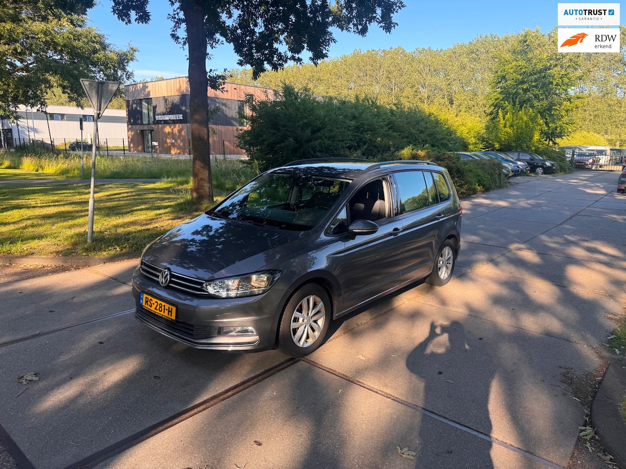 Volkswagen Touran - 1.6 TDI SCR Connected Series Clima.Navi. - AutoWereld.nl