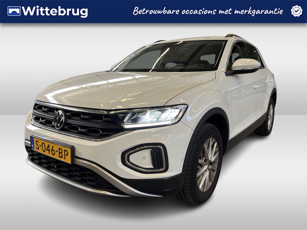 Volkswagen T-Roc - 1.0 TSI Life Trekhaak / App-connect / Parkeersensoren / 16"LM velgen / Virtual Cockpit HAL - AutoWereld.nl