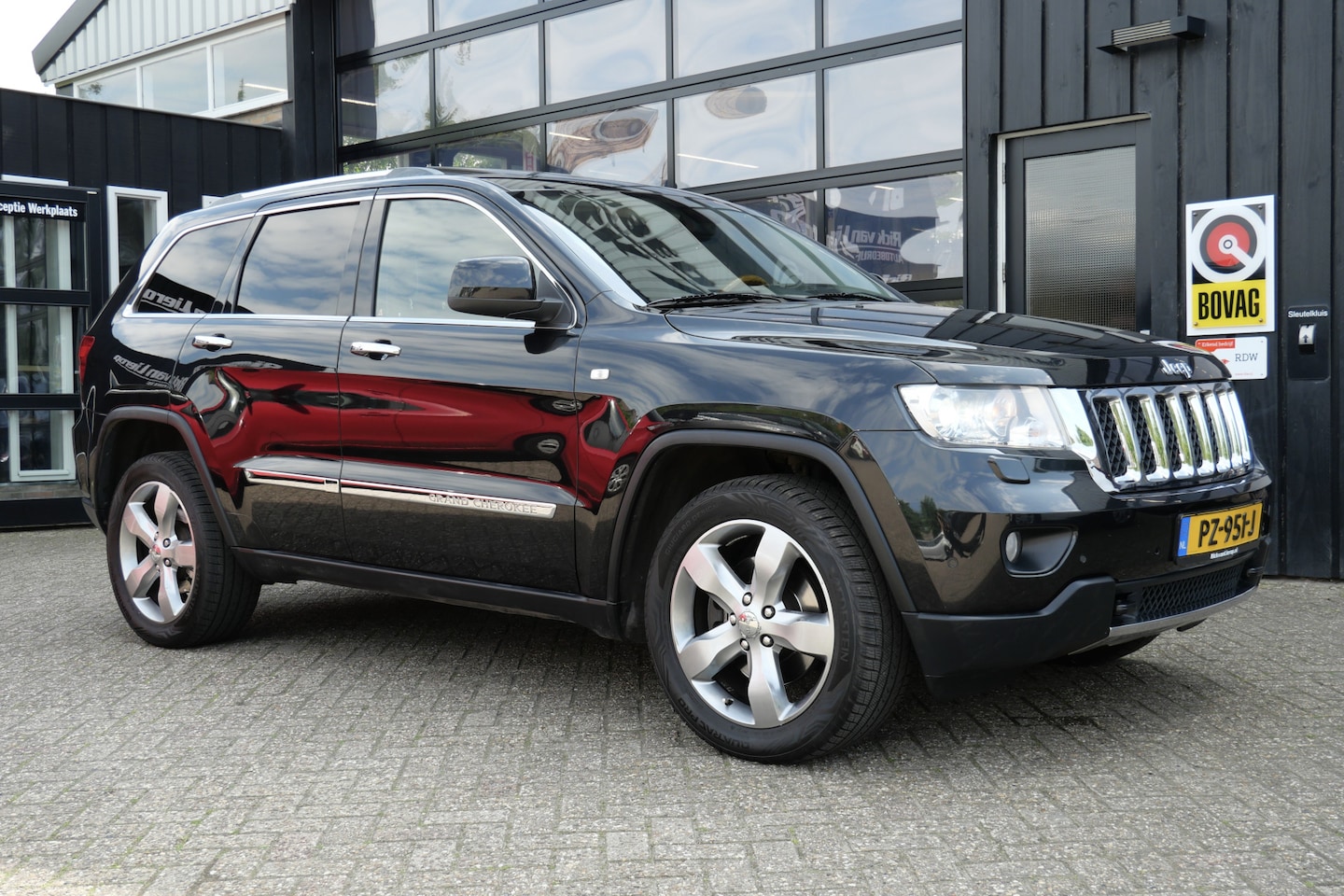 Jeep Grand Cherokee - 3.6 Overland | Pano | Trekhaak | Memory | Leder | Camera - AutoWereld.nl
