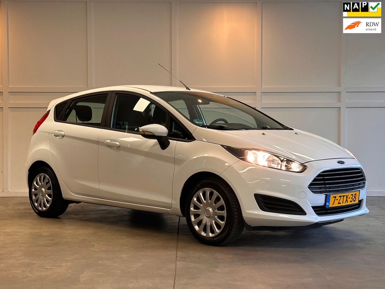Ford Fiesta - / 2015 / Navigatie / Airco / Camera / Parkeersensoren - AutoWereld.nl