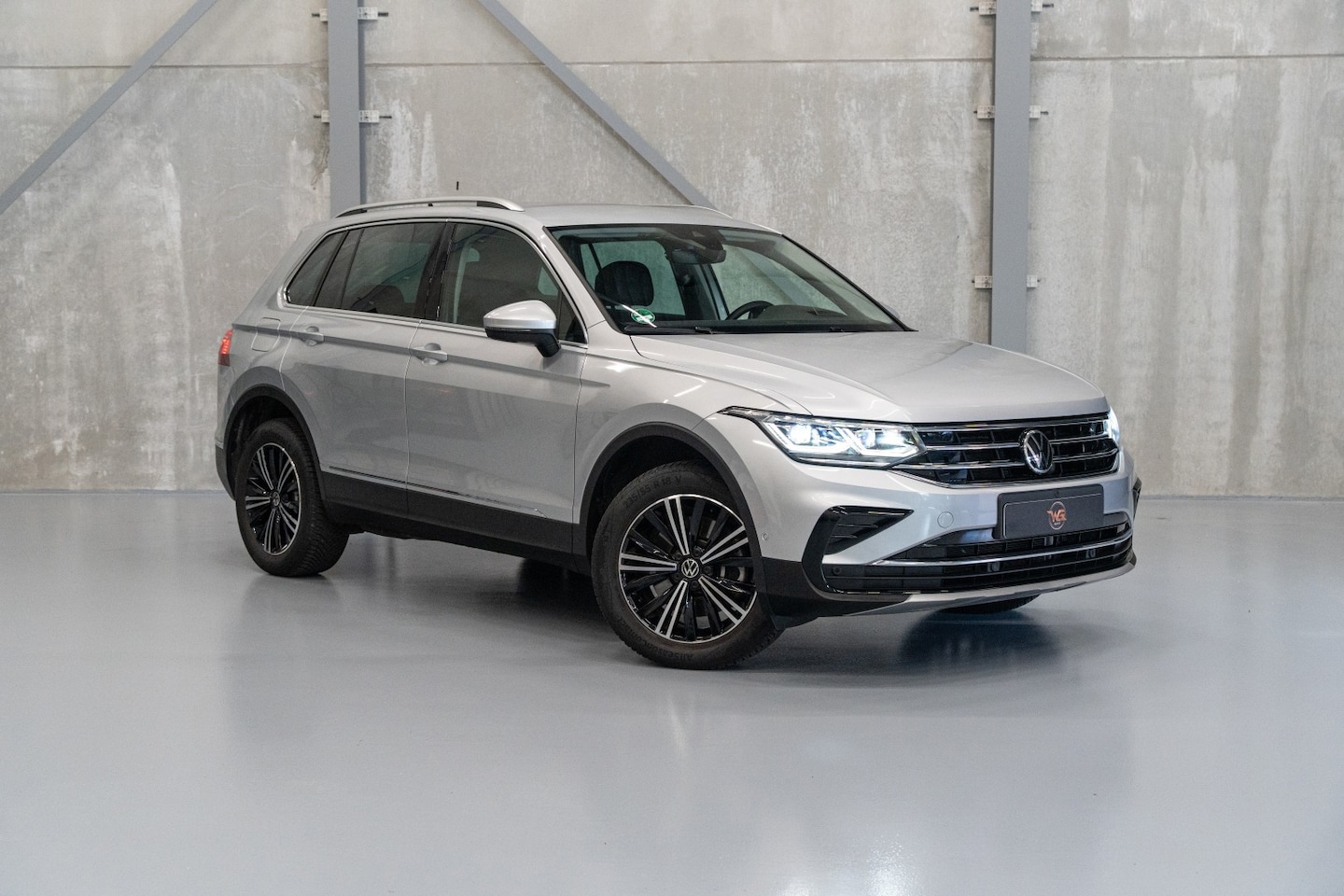 Volkswagen Tiguan - 1.4 eHybrid Elegance | IQ Light | Vol Leder | Stuur en Stoelverwarming | 360 camera - AutoWereld.nl