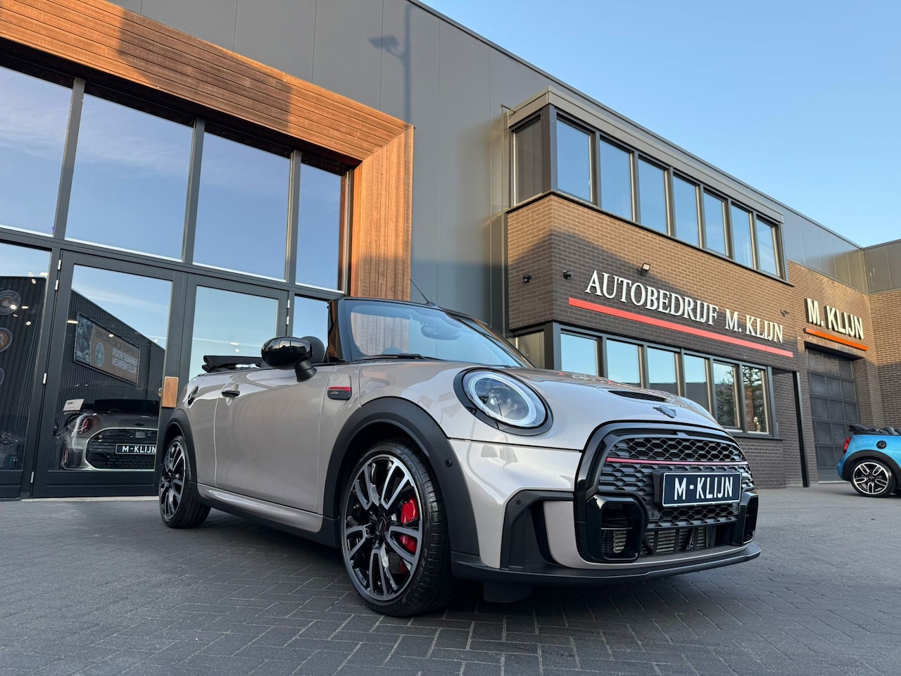MINI Cabrio - 2.0 John Cooper Works JCW Pack F1 aut 231pk Rooftopgrey/Hk/Camera/Head up/Bomvol - AutoWereld.nl