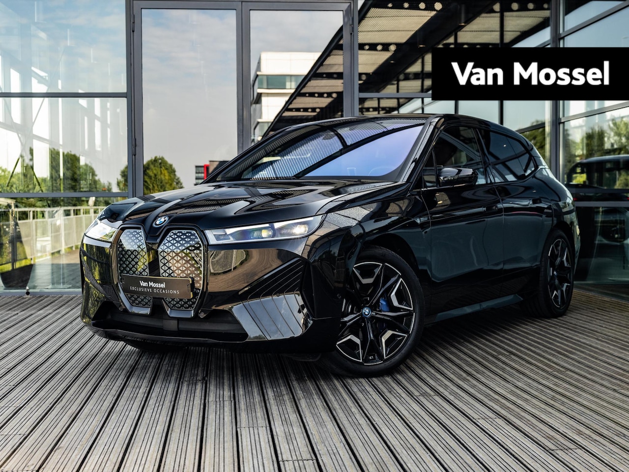 BMW iX - xDrive50 Business Edition Plus 112 kWh | SOFTCLOSE | SKYLOUNGE PANORAMADAK | STOELVENTILAT - AutoWereld.nl
