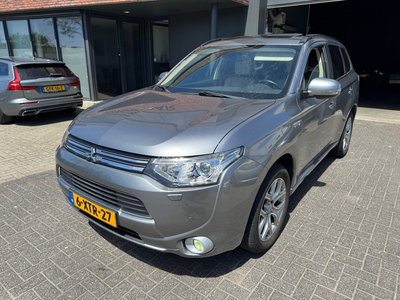 Mitsubishi Outlander - 2.0 PHEV Instyle+ XENON DAK LEDER TREKHAAK ACC VOL ORIG NL NAP - AutoWereld.nl