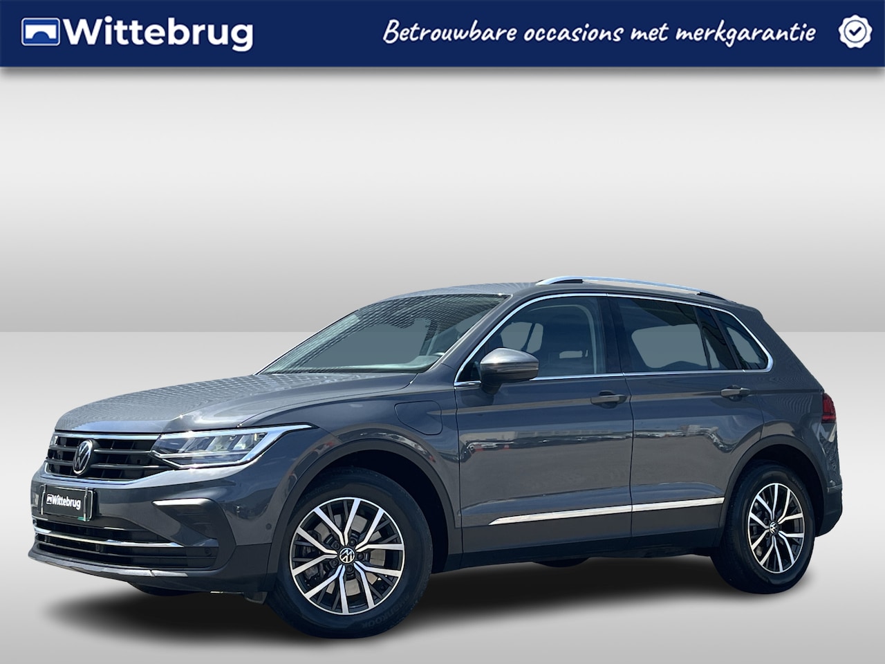 Volkswagen Tiguan - 1.4 TSI eHybrid 245PK Life / Zwenkbare Trekhaak / Parkeersensoren V+A / Dodehoek Sensor / - AutoWereld.nl