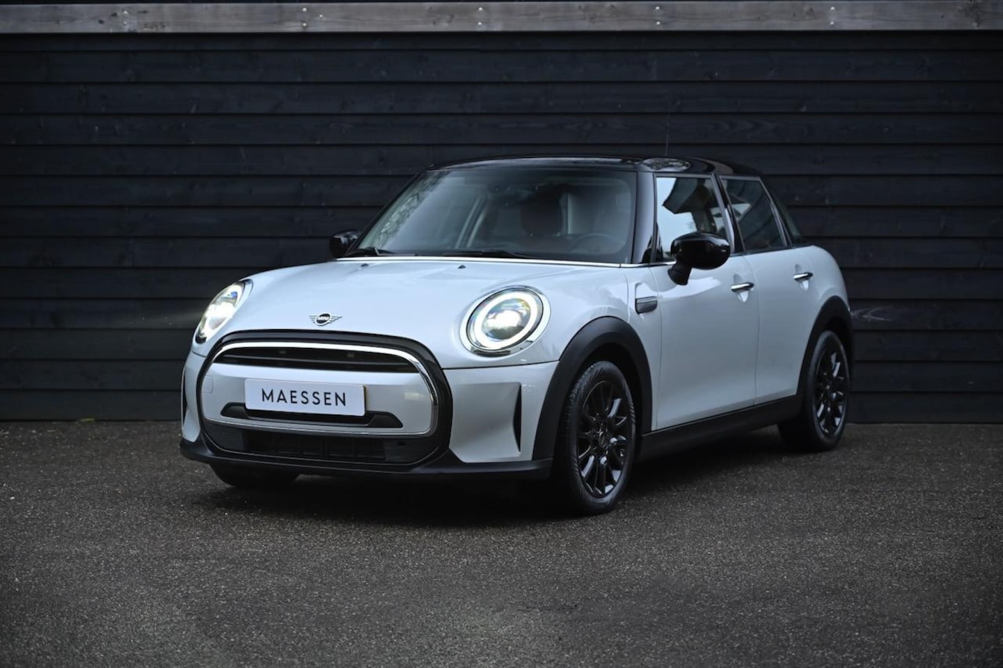 MINI 5-Deurs - 1.5 Cooper Business Edition NL Auto | Chester Leder | Automaat | CarPlay | LED | BTW - AutoWereld.nl