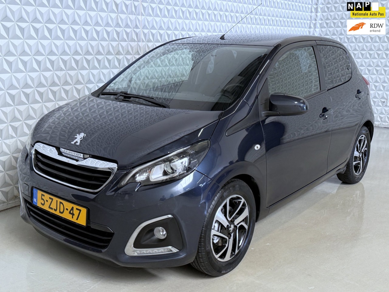 Peugeot 108 - 1.2 VTi Allure 5-deurs/Airco/Cruise/Camera/LED (2015) - AutoWereld.nl