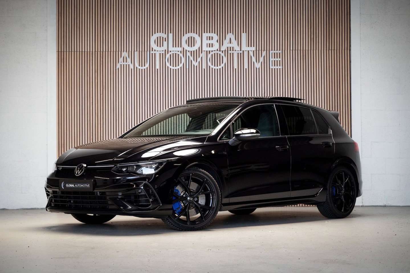 Volkswagen Golf - 2.0 TSI R 4Motion - AKRAPOVIC - HEAD UP - DRIFT MODUS - HARMAN KARDON - PANORAMADAK - AutoWereld.nl