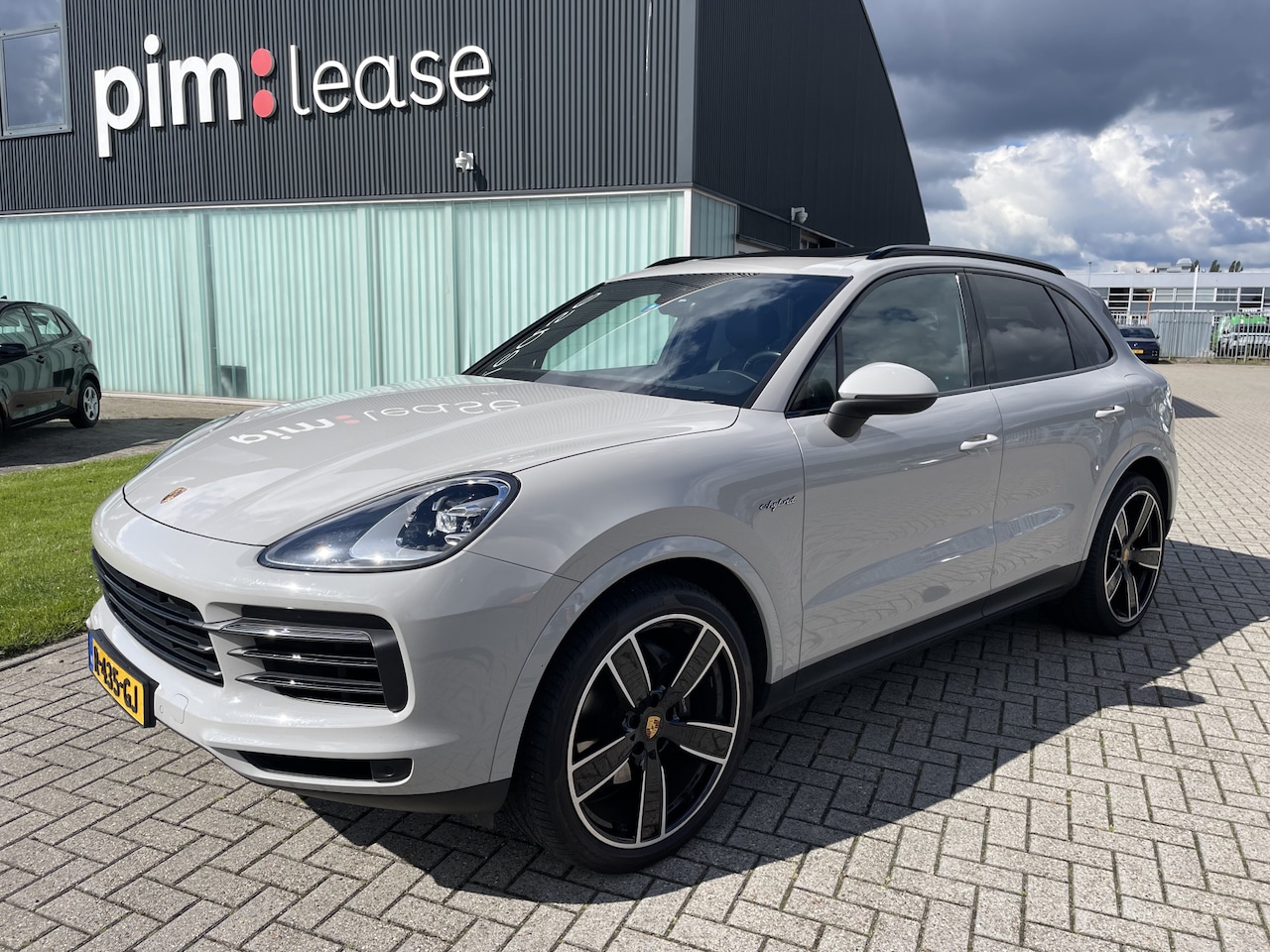 Porsche Cayenne - 3.0 E-Hybrid | Luchtvering | SportChrono | Soft Close - AutoWereld.nl